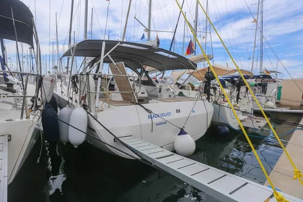 Bavaria C45 - Boatscribe.com