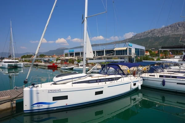 Bavaria C38 - Boatscribe.com