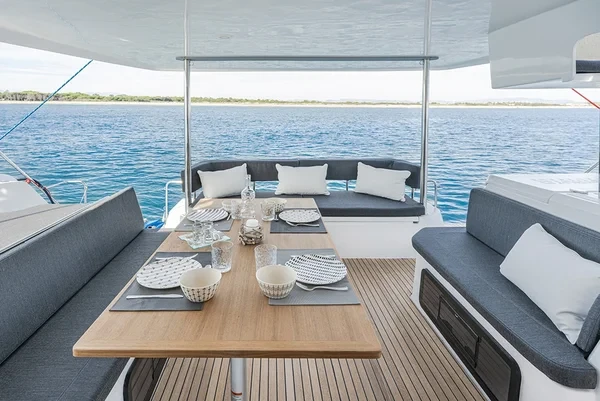 Aventura 37 - Boatscribe.com