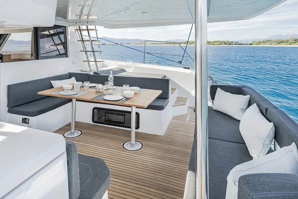 Aventura 37 - Boatscribe.com