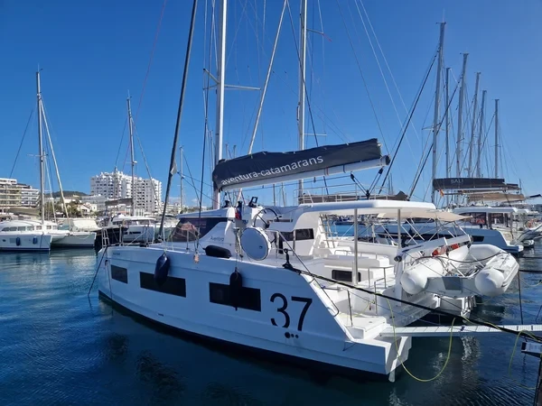 Aventura 37 - Boatscribe.com