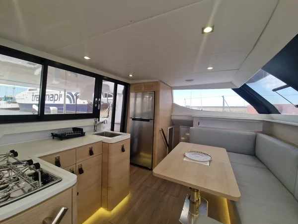Aventura 37 - Boatscribe.com