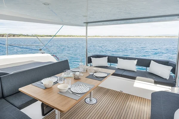 Aventura 37 - Boatscribe.com