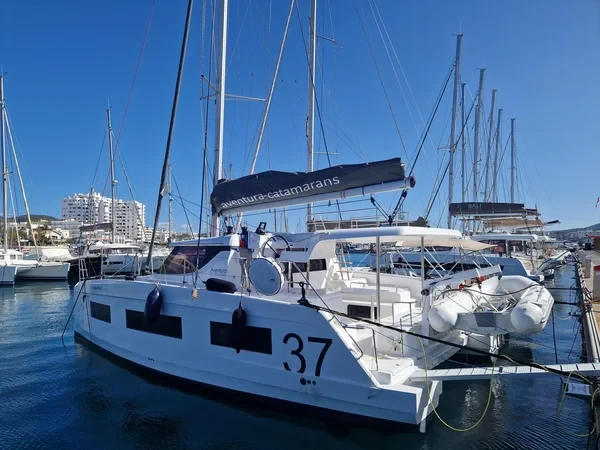 Aventura 37 - Boatscribe.com