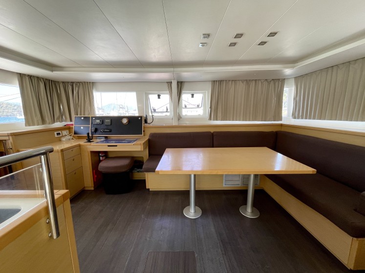 Lagoon 450  Flybridge - Boatscribe.com