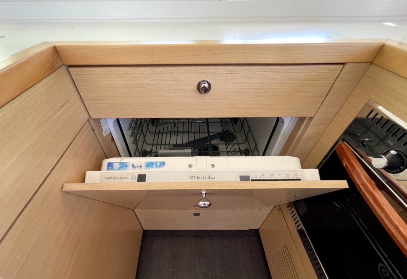 Lagoon 450  Flybridge - Boatscribe.com