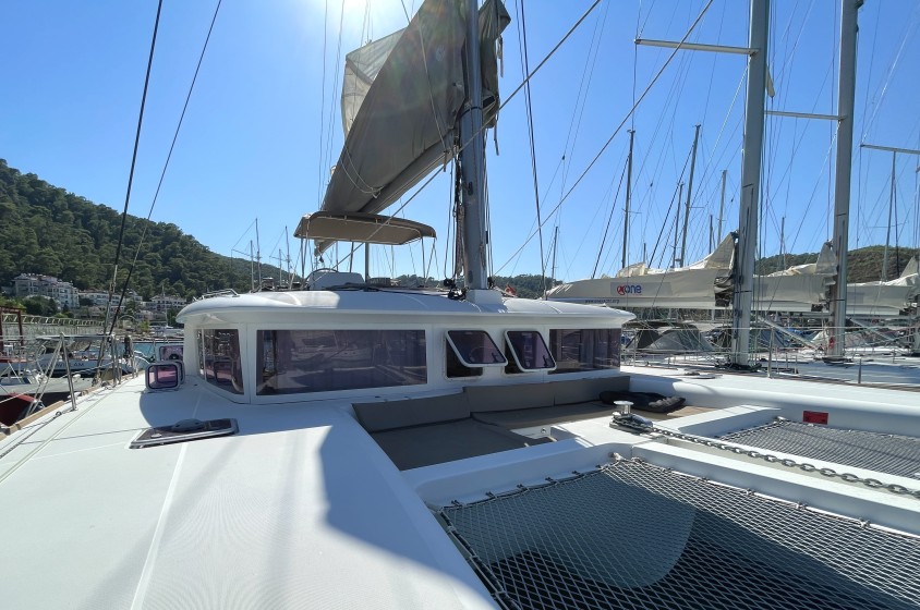 Lagoon 450  Flybridge - Boatscribe.com