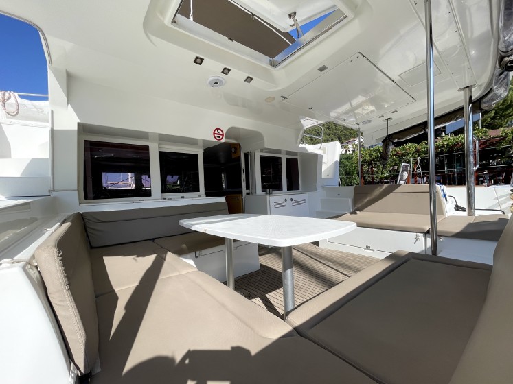 Lagoon 450  Flybridge - Boatscribe.com