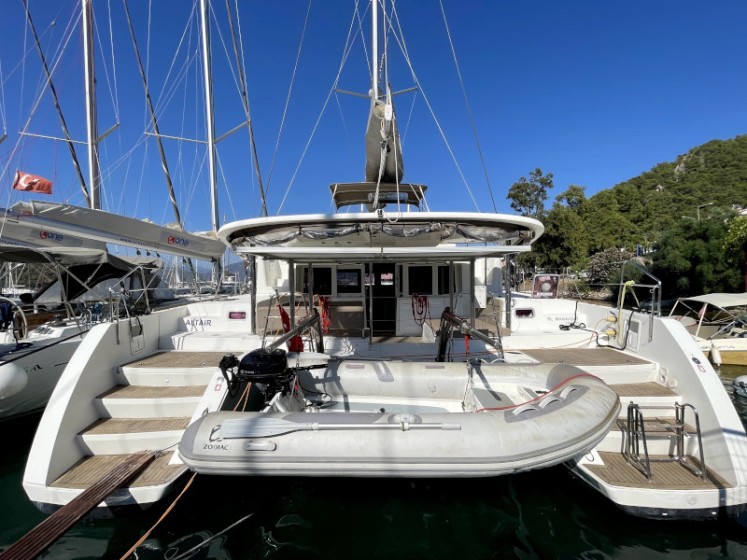 Lagoon 450  Flybridge - Boatscribe.com
