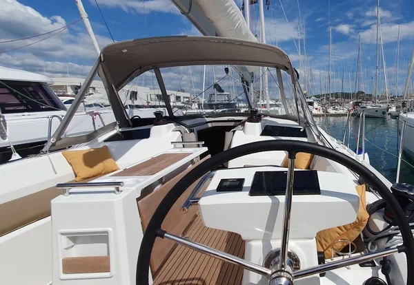 Oceanis 37.1 - Boatscribe.com