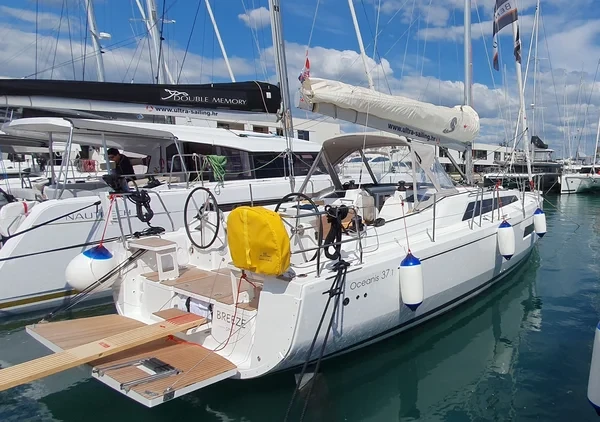 Oceanis 37.1 - Boatscribe.com