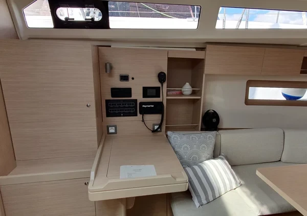 Oceanis 37.1 - Boatscribe.com
