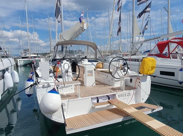 Oceanis 37.1 - Boatscribe.com