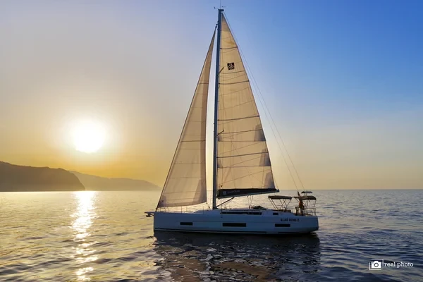 Dufour 470 - Boatscribe.com