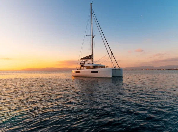 Lagoon 40 - Boatscribe.com