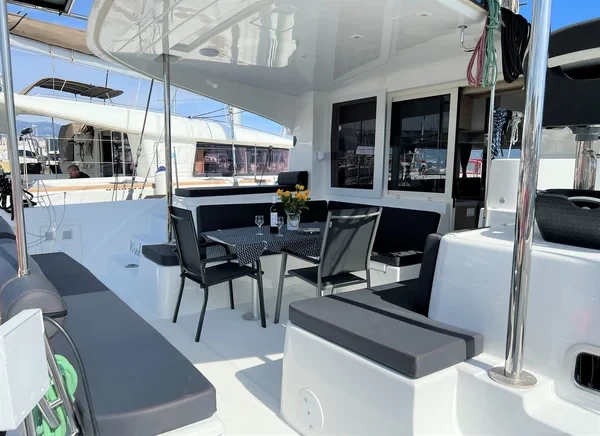 Lagoon 40 - Boatscribe.com