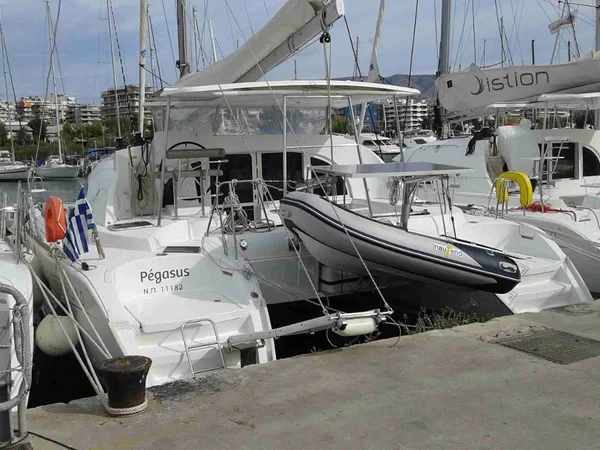 Lagoon 380 S2 - Boatscribe.com