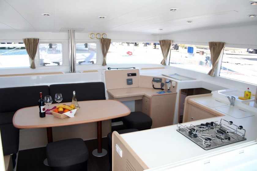 Lagoon 400 - Boatscribe.com
