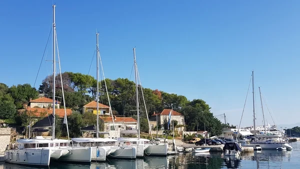 Lagoon 42 - Boatscribe.com