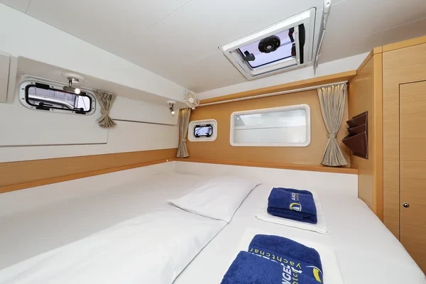 Lagoon 400 S2 - Boatscribe.com