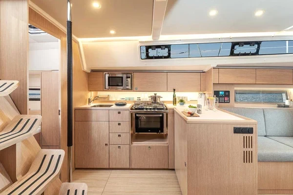 Bavaria 42 Cruiser - Boatscribe.com