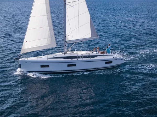 Bavaria 42 Cruiser - Boatscribe.com