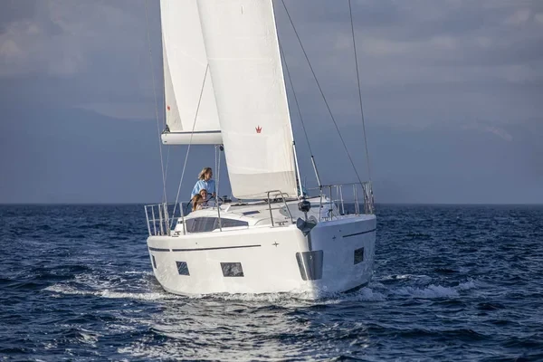 Bavaria 42 Cruiser - Boatscribe.com