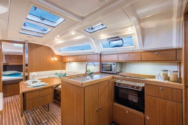 Bavaria 37 Cruiser - Boatscribe.com
