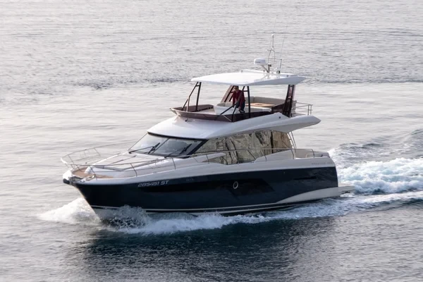 Prestige 520 Flybridge - Boatscribe.com