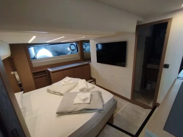 Prestige 520 Flybridge - Boatscribe.com