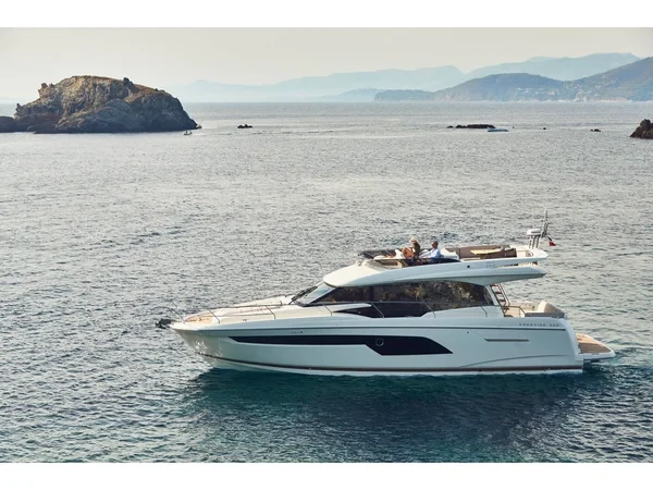 Prestige 520 Flybridge - Boatscribe.com