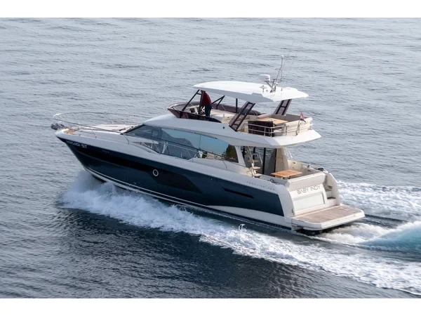 Prestige 520 Flybridge - Boatscribe.com