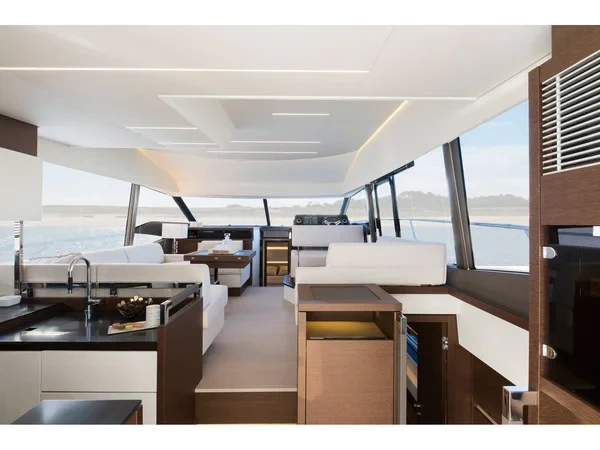 Prestige 520 Flybridge - Boatscribe.com