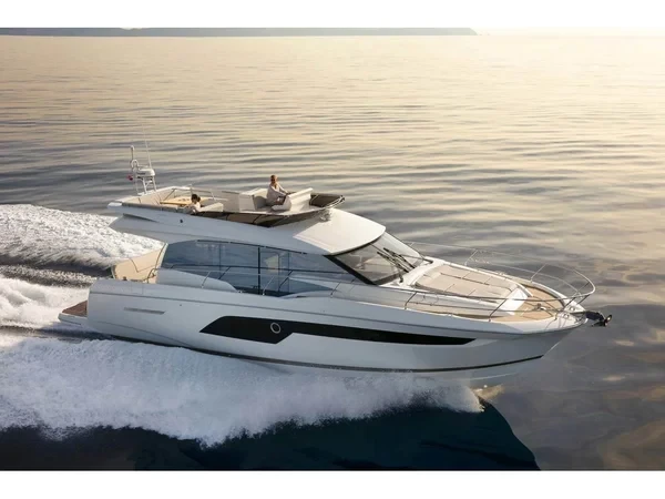 Prestige 520 Flybridge - Boatscribe.com