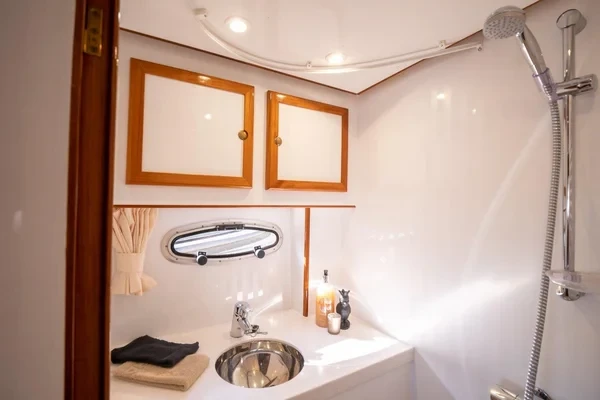 De Drait DeLuxe 42 - Boatscribe.com