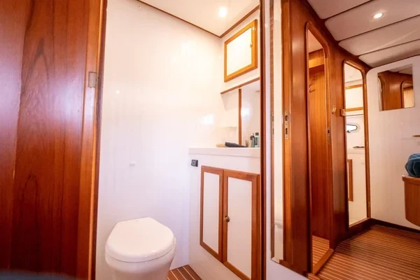 De Drait DeLuxe 42 - Boatscribe.com