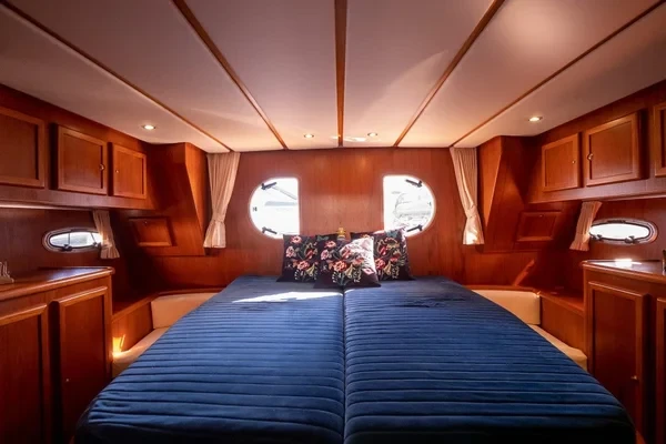 De Drait DeLuxe 42 - Boatscribe.com