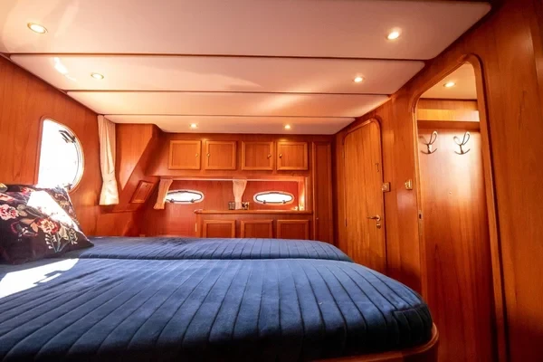 De Drait DeLuxe 42 - Boatscribe.com