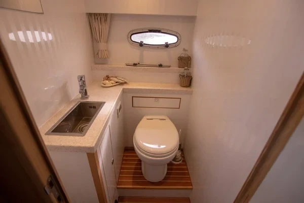 De Drait DeLuxe 42 - Boatscribe.com