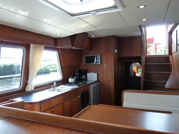 Holiday 1300 - Boatscribe.com