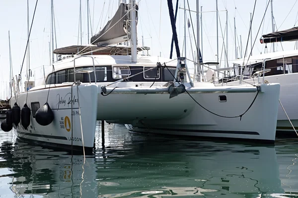 Lagoon 380 S2 - Boatscribe.com