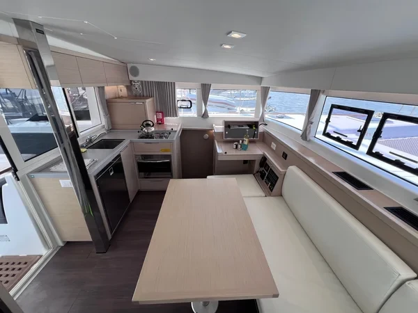 Lagoon 40 - Boatscribe.com