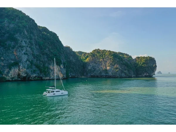 Lagoon 42 - Boatscribe.com