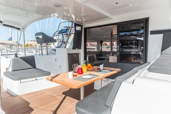 Lagoon 42 - Boatscribe.com