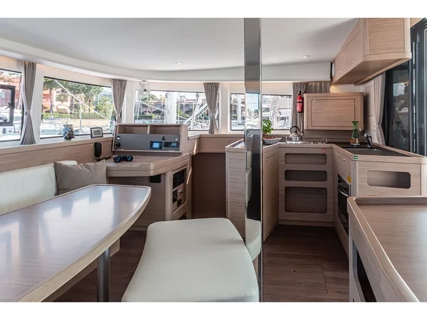 Lagoon 42 - Boatscribe.com