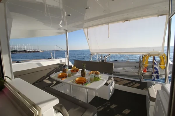 Lagoon 400 S2 - Boatscribe.com