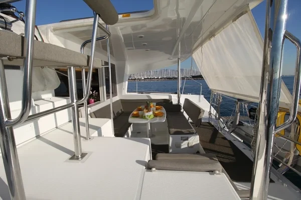 Lagoon 400 S2 - Boatscribe.com