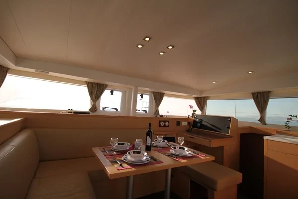 Lagoon 400 S2 - Boatscribe.com