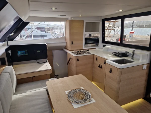 Aventura 37 - Boatscribe.com