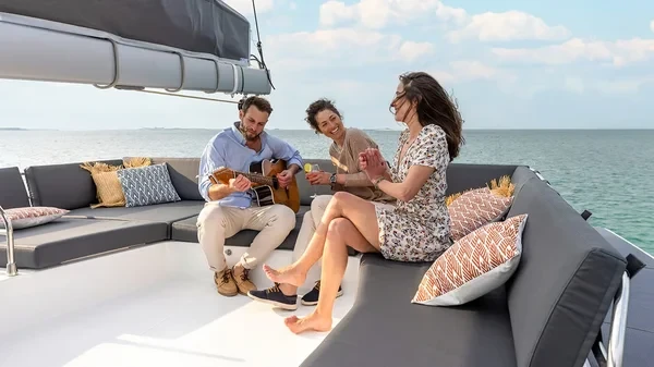 Aura 51 - Boatscribe.com